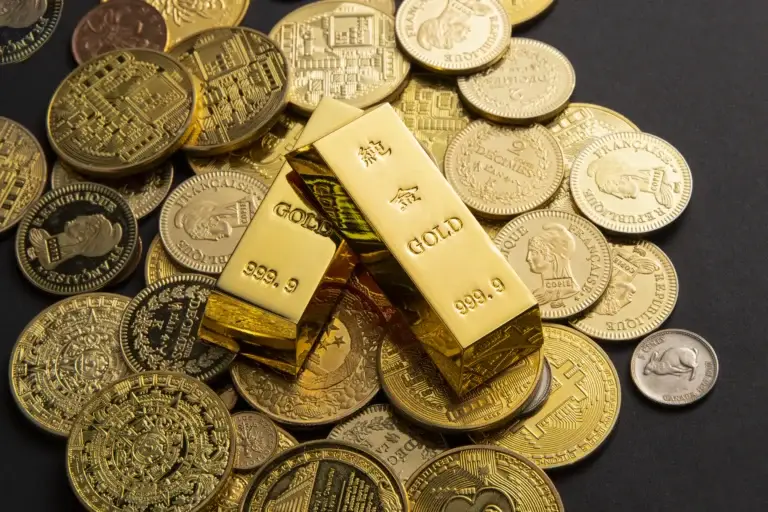 Zlatniki in zlate palice na temni podlagi